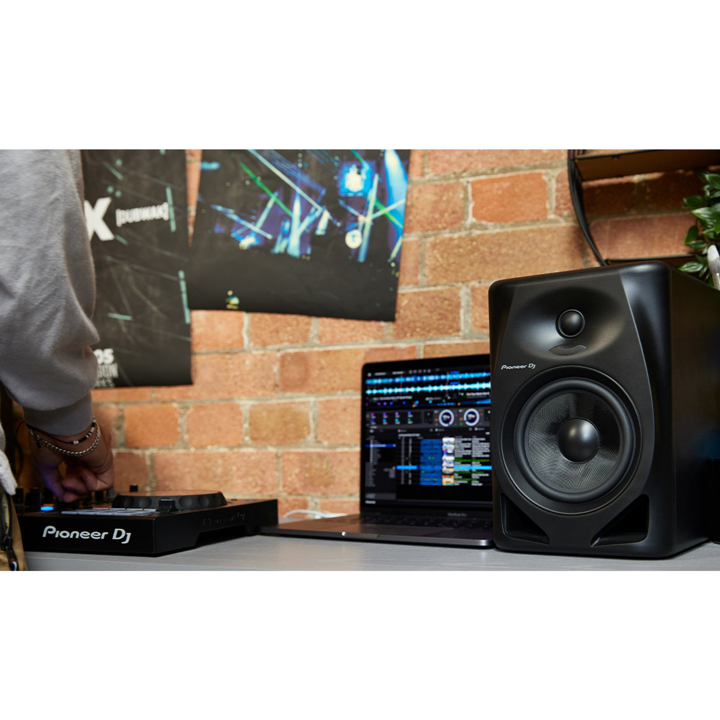 Pioneer DJ DM-50D-BT 5-Inch Desktop Studio Monitor System, Electronic Bluetooth Speakers, Professional Audio Equipment - Black